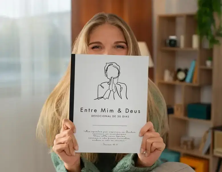 Mulher segurando o devocional Entre Mim e Deus